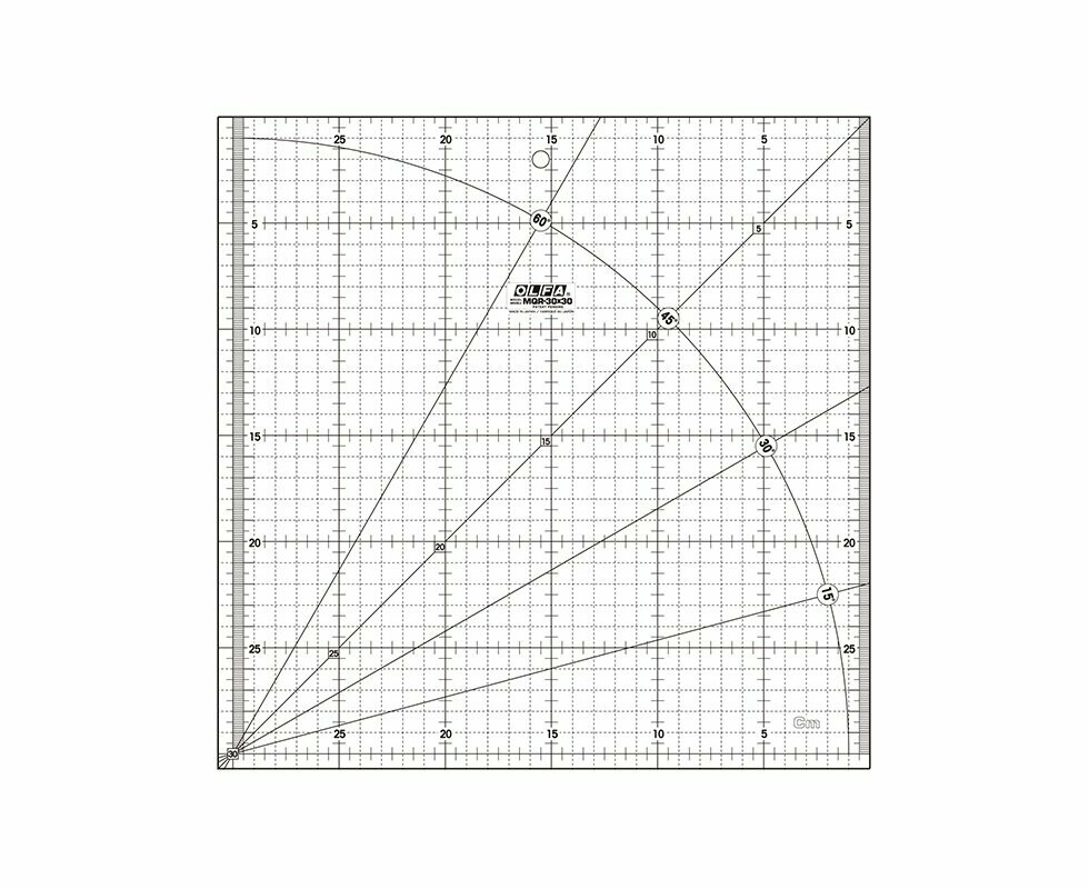 regla para colchas de OLFA tiene una superficie acrílica mate con números negros