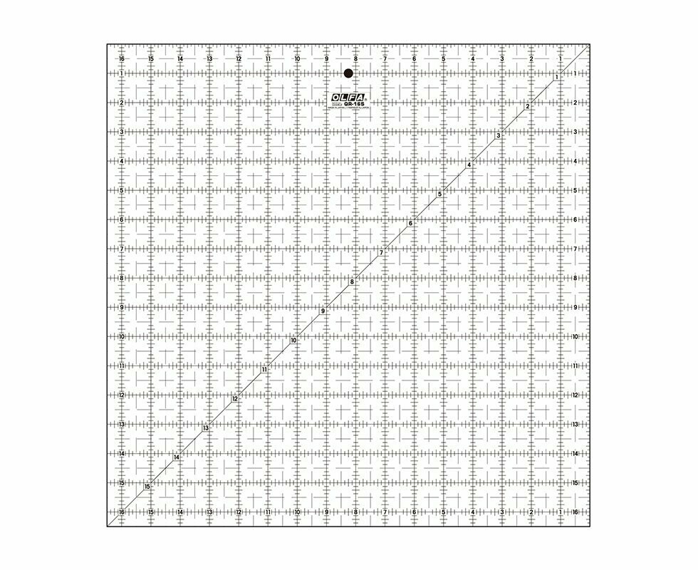 regla para colchas de OLFA tiene una superficie acrílica mate con números negros