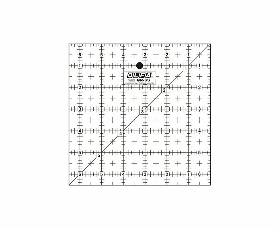 regla para colchas de OLFA tiene una superficie acrílica mate con números negros